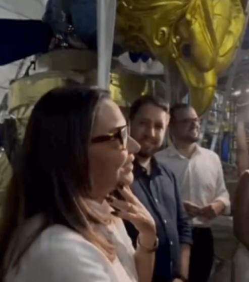 Recentemente, a primeira-dama acabou vazando imagens sigilosas da águia da Portela para o desfile do Carnaval do Rio de Janeiro de 2025. Em visita à escola de samba, Janja publicou vídeos em que é possível ver a emblemática alegoria da agremiação, que era mantida em sigilo para ser revelada apenas na Sapucaí. A Portela classificou o episódio de “descuido” e observou que “erros acontecem”, mas Janja recebeu diversas críticas nas redes sociais pelo “vacilo”. 

 Reprodução: Flipar