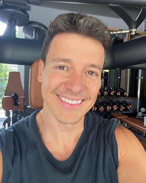 Em tom bem-humorado, ele explicou que o acessório é um “proteção” que usa desde a infância por conta de uma sequela da caxumba que contraiu na época.
 Reprodução: Flipar