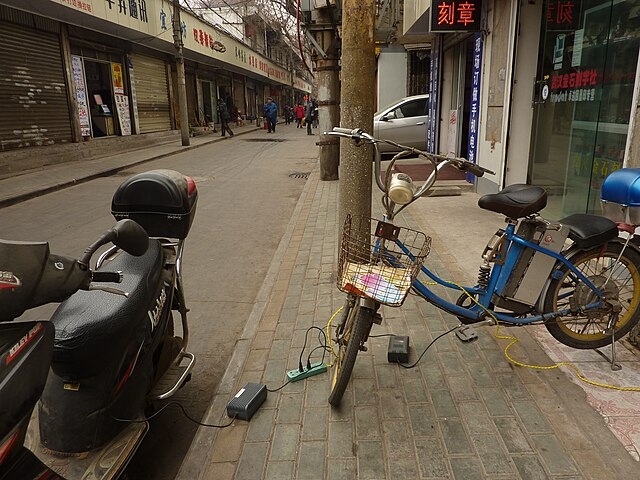 As regras determinam que em áreas de circulação de pedestres, as bicicletas elétricas só podem trafegar com velocidade limitada a 6 km/h. 
 Reprodução: Flipar