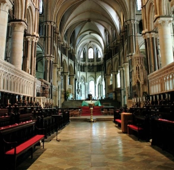 Marco importante na história do anglicanismo e do cristianismo, a catedral foi fundada por Santo Agostinho e também é sede do arcebispo anglicano Justin Welby, o 105º da linha. Todas as noites, seu sino toca cem vezes como na época em que a cidade tinha toque de recolher. Reprodução: Flipar