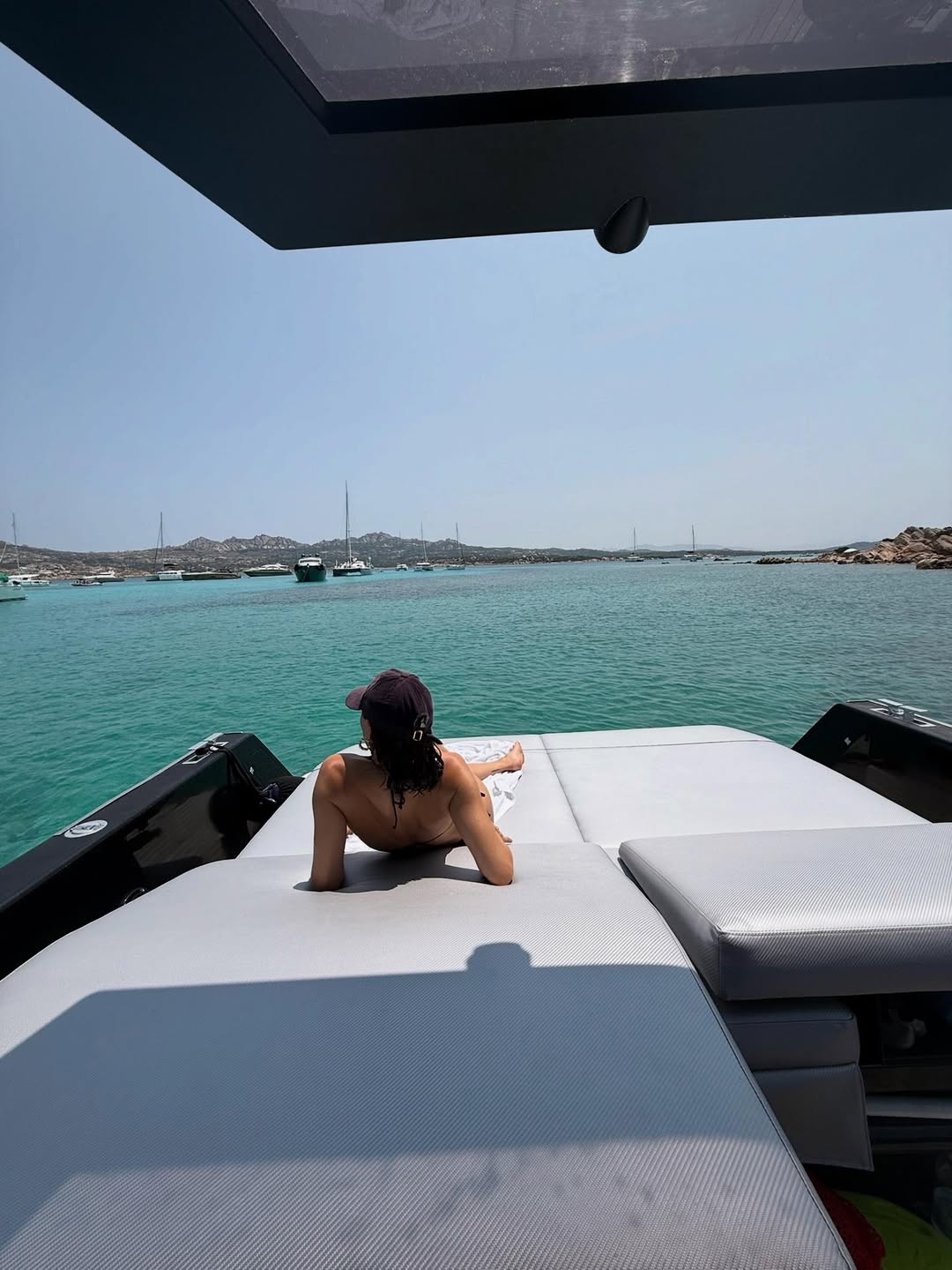 Isis Valverde renova bronzeado. Foto: Reprodução Instagram @isisvalverde