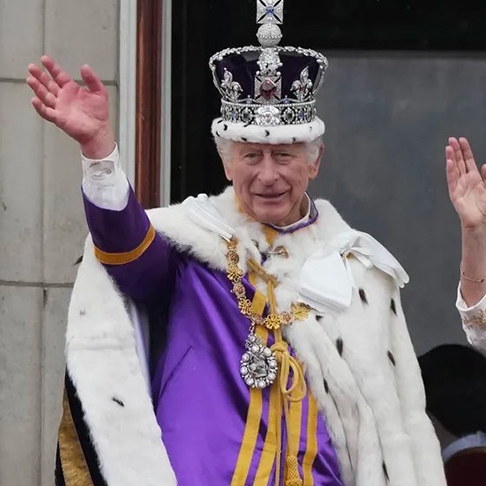 A ascensão do rei Charles III ao trono em 2022 marcou o início de uma nova era para a monarquia britânica. Reprodução: Flipar