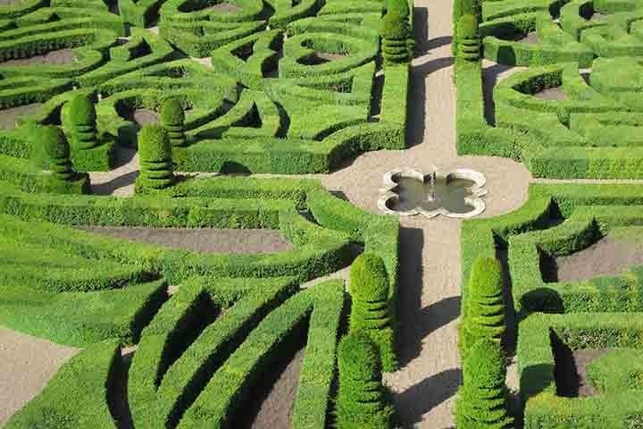 Consagrada como a casa para um dos jardins mais visitados do planeta – o de Versalhes – a França prova dominar a arte jardineira ao concentrar, em perfeição, a flora ao redor do Chateau de Villandry.  Reprodução: Flipar