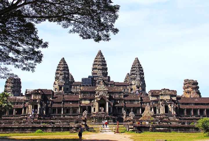 2) Angkor Wat, Camboja: Construído no século 12, durante o apogeu do Império Khmer, esse complexo de templos é uma verdadeira obra-prima da arquitetura e engenharia. Reprodução: Flipar