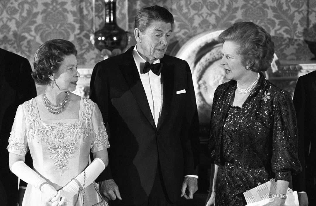 Elizabeth II com a ex-primeira-ministra britânica Margaret Thatcher e o ex-presidente americano, Ronald Reagan . Foto: Divulgação/Buckingham Palace