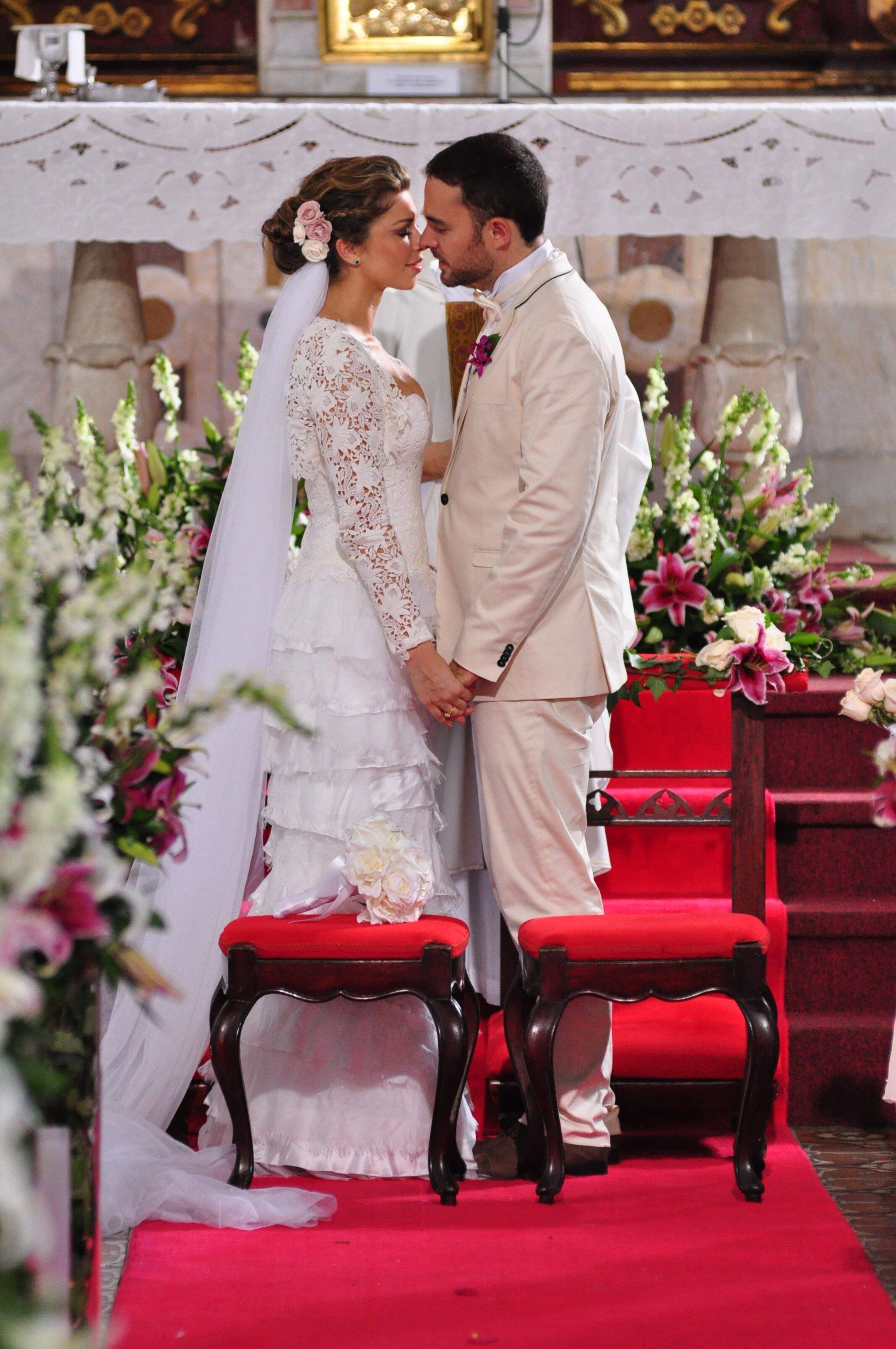 Lucena (Grazi Massafera) sobe ao altar com Juan (Manolo Cardona)em "Aquele Beijo". Foto: Divulgação/TV Globo