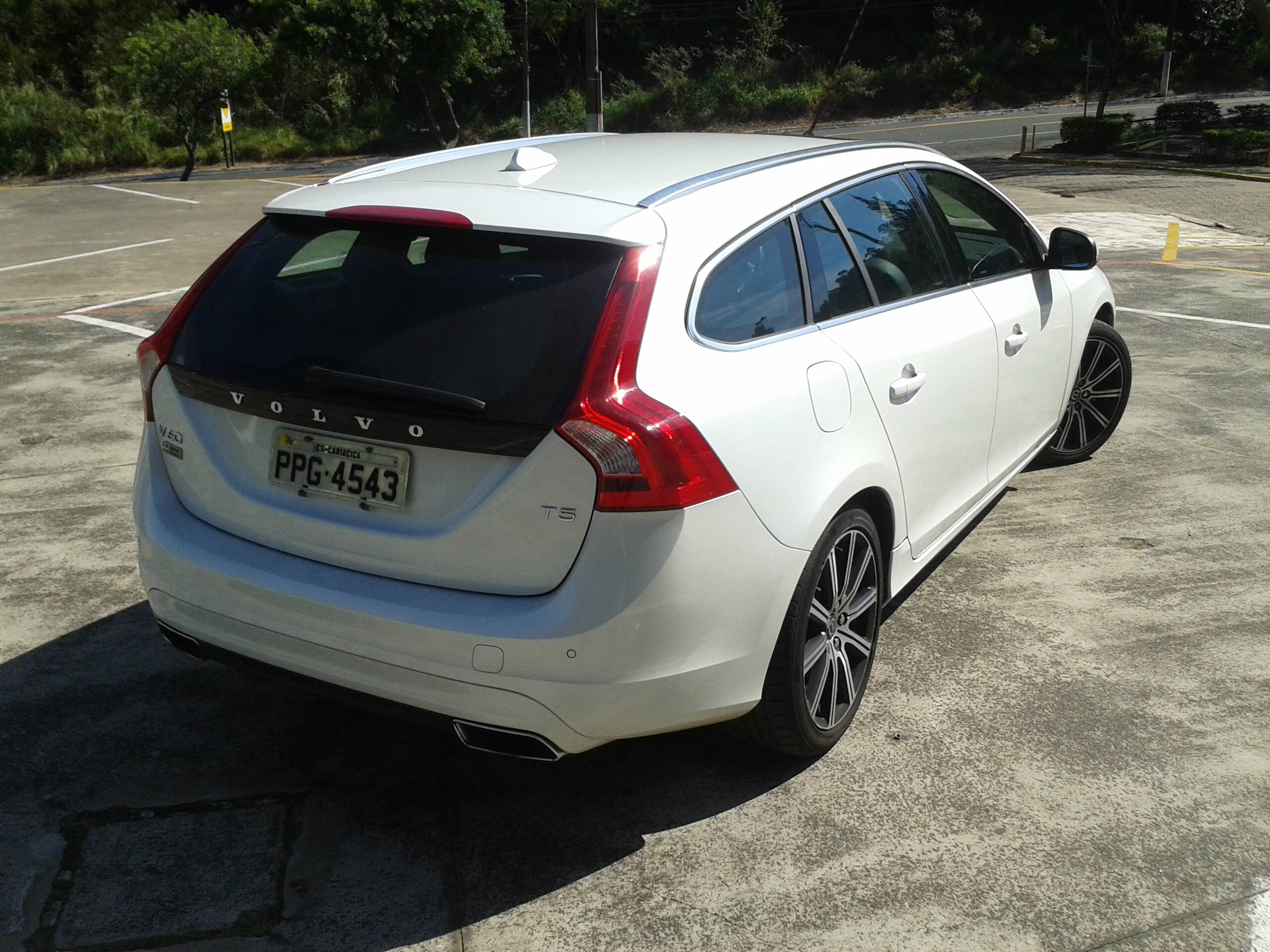 Volvo V60 Momentum T5. Foto: Carlos Guimarães e Divulgação