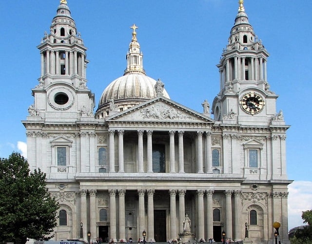 Já a Catedral de São Paulo (Londres, Inglaterra) é um exemplo notável de arquitetura barroca, mas também contém alguns elementos góticos, incluindo as gárgulas em suas torres. Essas figuras de pedra dão à catedral um toque dramático que contrasta com sua grandiosidade. Reprodução: Flipar