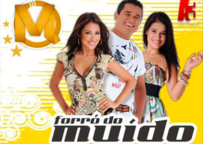 Em 2007, os 23 anos, Simone passou a fazer parte do grupo Forró do Miúdo. Foi quando ela começou a ganhar reconhecimento na região nordeste do Brasil. Reprodução: Flipar