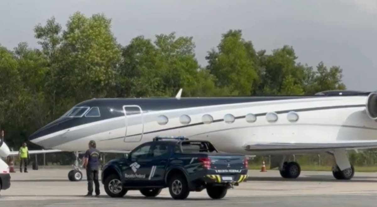 Madonna chegou ao Rio às 10h06 de segunda-feira (29/4), num avião particular, e desembarcou ao lado das filhas num hangar que tem acesso para veículos, sem passar pela área de voos comerciais. Reprodução: Flipar