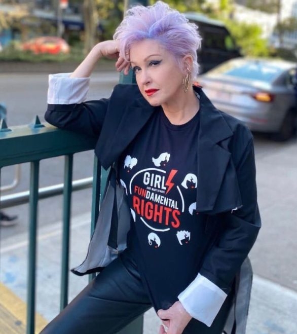 Mais do que uma estrela pop, Cyndi Lauper se tornou também uma voz importante na luta pelos direitos das mulheres e das causas LGBTQ . Reprodução: Flipar