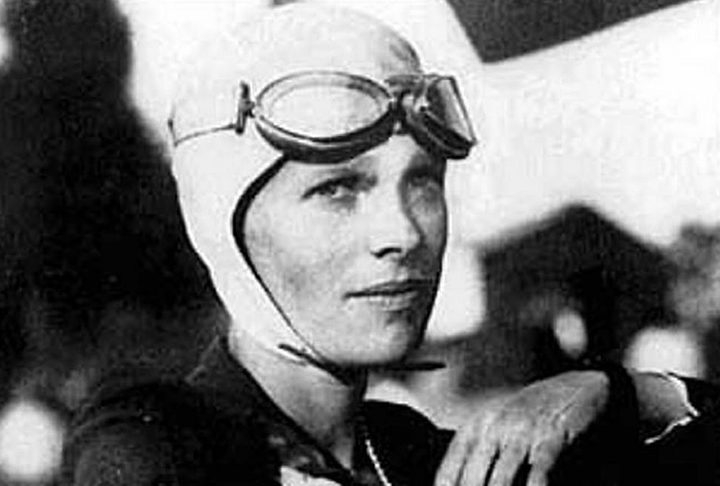 Em outubro de 1922, Amelia bateu recorde mundial para aviadoras, alcançando 4.200 metros de altitude. Em 1932, fez uma viagem transatlântica, dos EUA até a Irlanda do Norte, um feito histórico. Mas, ao tentar viajar ao redor do mundo, ela desapareceu. Reprodução: Flipar