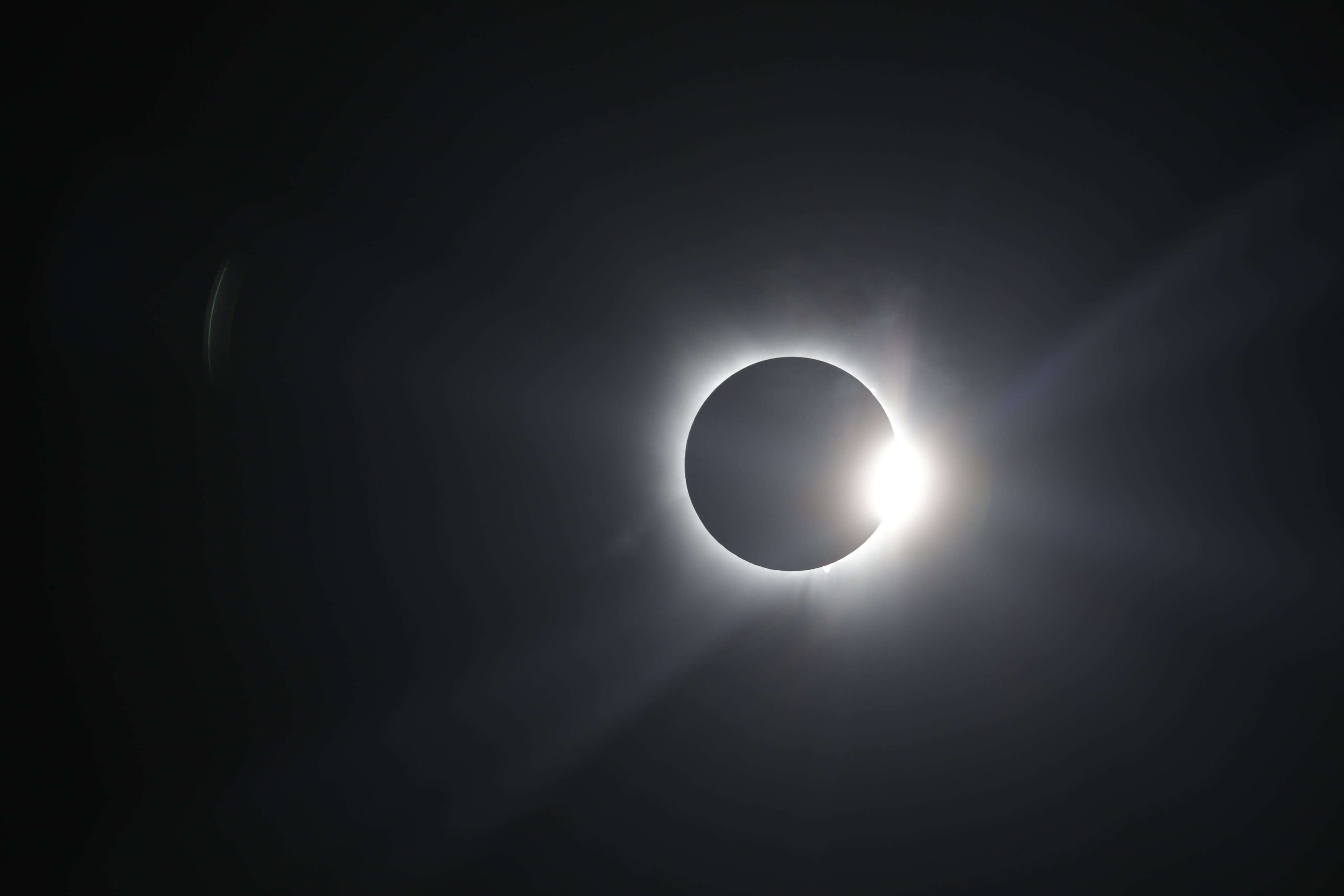 O eclipse solar total acontece quando a Lua se posiciona entre o Sol e a Terra. Reprodução/Nasa