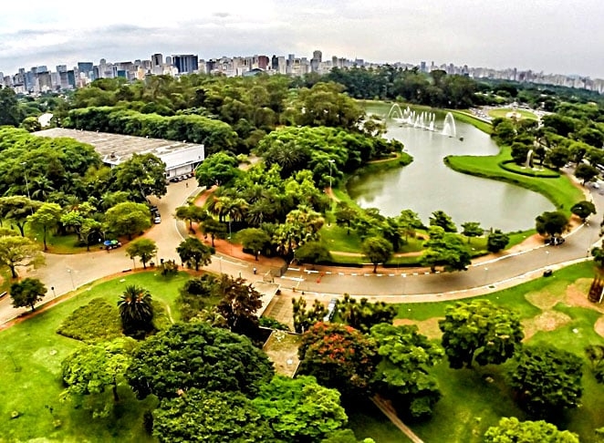 Parque Ibirapuera - Inaugurado em 1954, tem 1,5 milhão de m², no bairro Moema. Com jardins, museus e pavilhões, o parque é tombado pelo Patrimônio Histórico de São Paulo.  A média de visitação é de 14 milhões de pessoas ao ano. Reprodução: Flipar