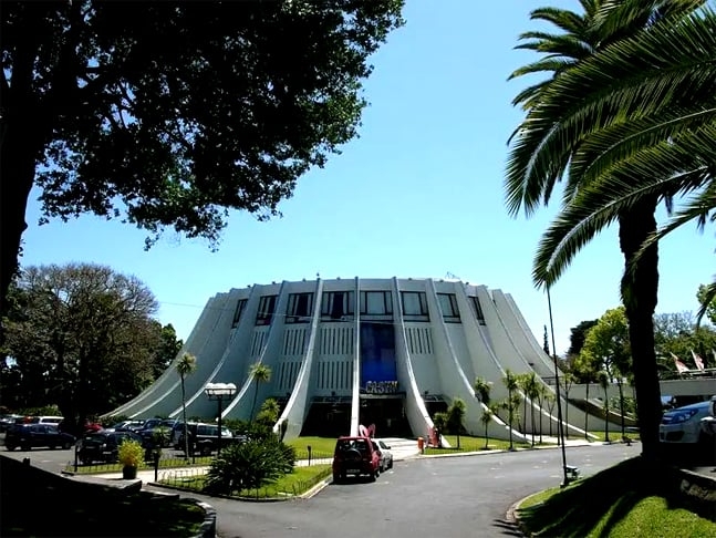 Cassino de Madeira (Portugal) - O cassino inaugurado em 1979 fica em Funchal, na Ilha da Madeira, e também tem casa de shows e restaurante.  Reprodução: Flipar