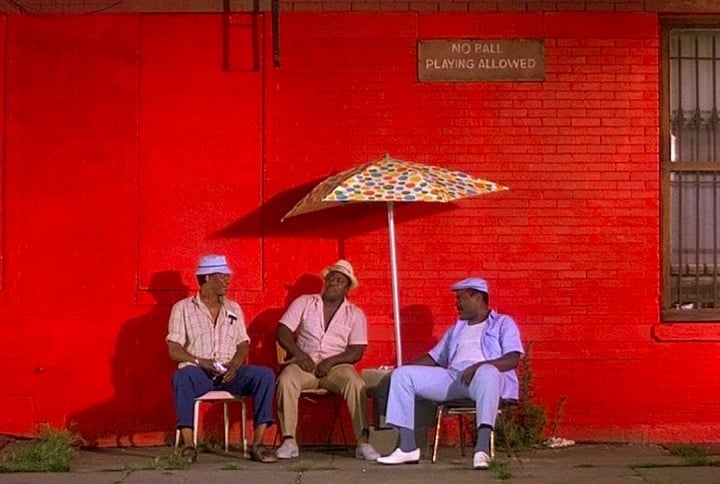 #14. “Faça a Coisa Certa” (1989): Dirigido, escrito e produzido por Spike Lee, o filme aborda questões raciais em um distrito de Brooklyn, nos EUA, um bairro predominantemente ocupado pela população negra nos anos 80. Reprodução: Flipar