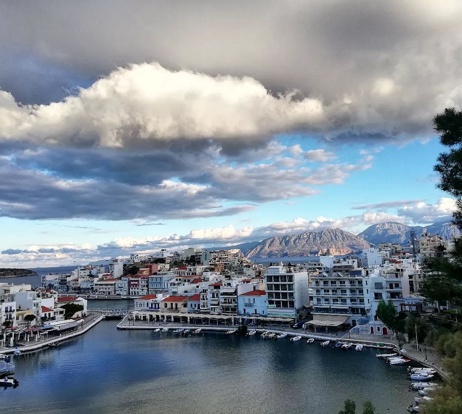 Vista da cidade de Agios Nikolaos, na ilha grega de Creta.. Foto: Reprodução/Instagram
