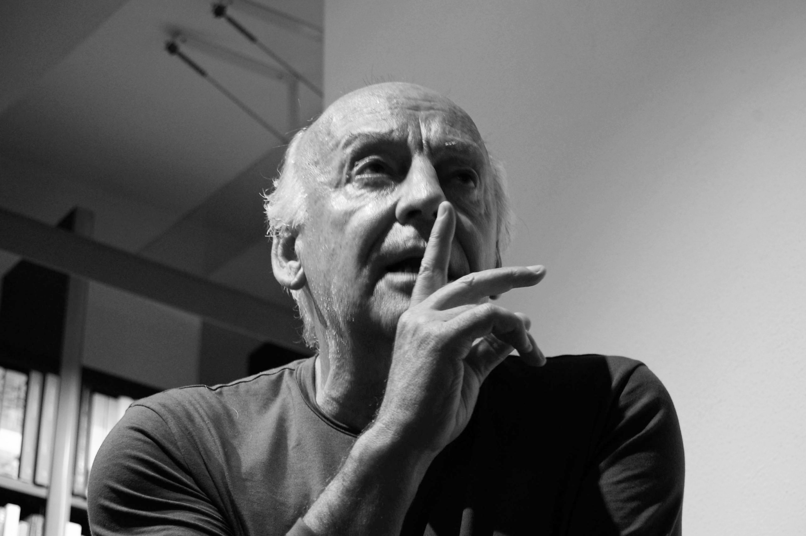 Dos antepassados, o Uruguai ficou com o mate, infusão de erva-mate e água quente, a parrilla e outras comidas típicas. Já na literatura, Eduardo Galeano e Mario Benedetti levaram para o mundo a visão dos latino-americanos sobre a vida e problemas cotidianos. Nas artes, Vilaró e Torres García se destacam.  Reprodução: Flipar