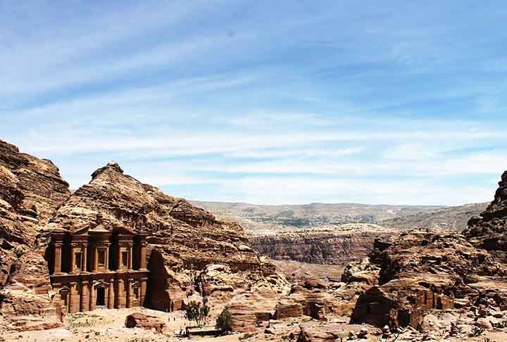 8) Petra, Jordânia: Fundada por volta do século IV a.C. pelos nabateus, uma civilização árabe, Petra serviu como um importante centro de comércio, ligando o Oriente Médio à Ásia.  Reprodução: Flipar