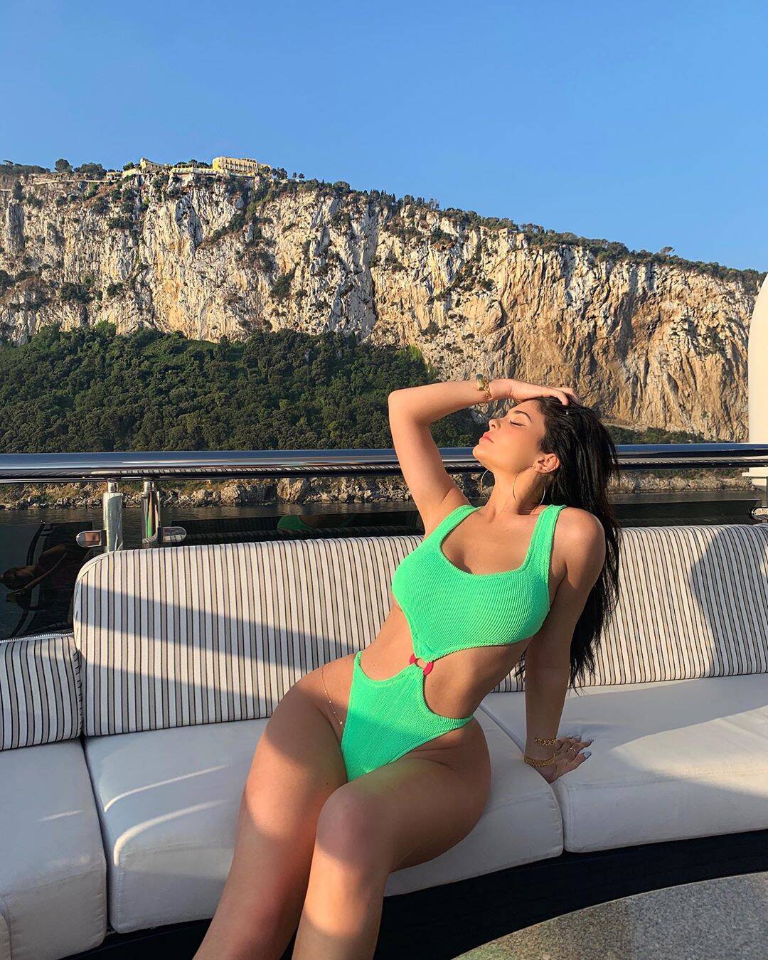 Kylie Jenner foi outra celebridade que escolheu o maiô neon. Foto: Reprodução/Instagram