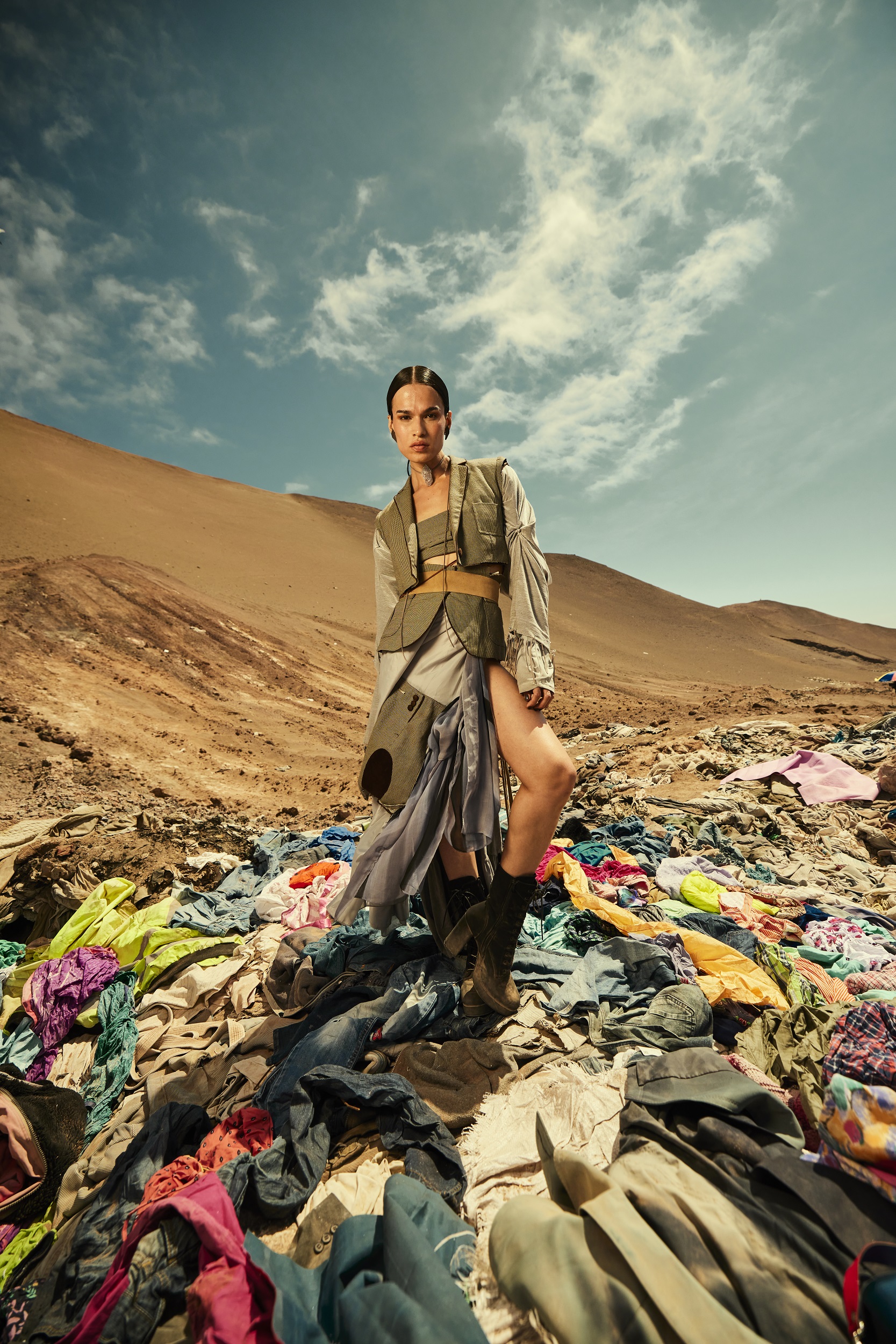 Lixão do Atacama recebe primeiro desfile de moda para alertar sobre descarte incorreto de roupas Maurício Nahas