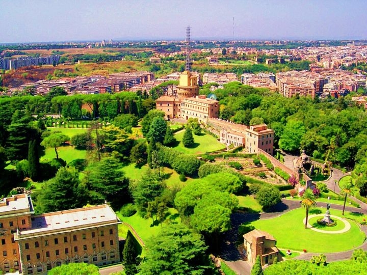 Jardins do Vaticano: Ocupando quase metade da área da cidade-estado, os Jardins do Vaticano são uma área verde reservada para o Papa e seus convidados, com belas fontes, esculturas e uma vasta biodiversidade. Reprodução: Flipar