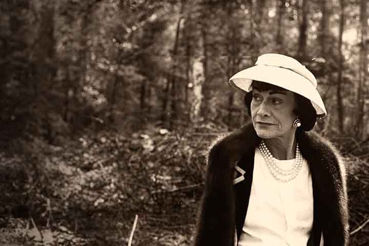 Sua trajetória moldou a revolução estética e cultural que ela acabaria por provocar no vestuário feminino do século XX com suas criações vanguardistas.
 Reprodução: Flipar