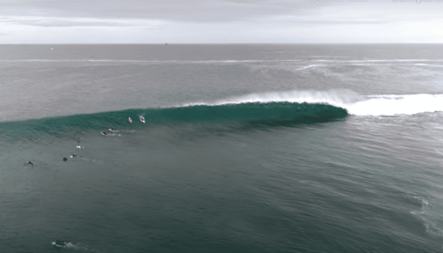Punta Corola, por exemplo, é muito procurada por causa de tubos perfeitos que formam condições desafiadoras para a prática do esporte por surfistas experientes, como era o caso de Mikala Jones. 