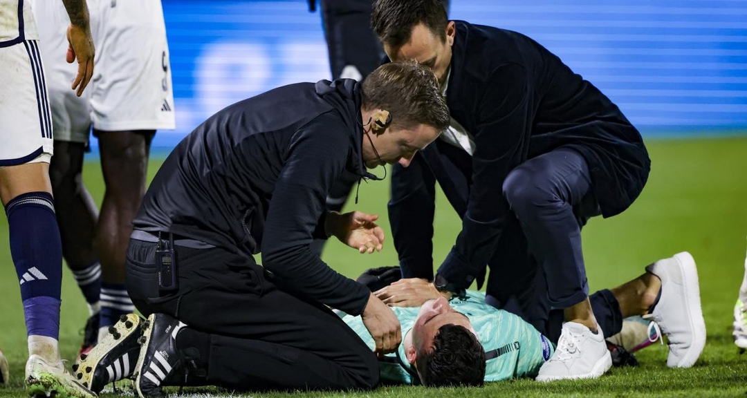 Jogador cai inconsciente em campo, e jogo da Premier League é