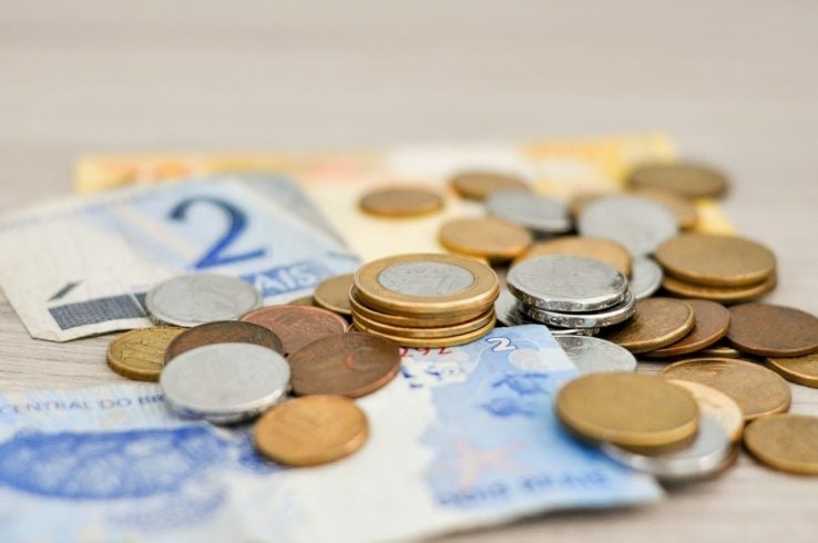 Quando levar a criança para uma compra no mercado, ensine quanto valem alguns produtos e mostre quantas notas ou moedas são necessárias para fazer o pagamento. Explique o limite. Se tem R$ 20 para gastar, o que pode ser comprado com esse valor?  Reprodução: Flipar