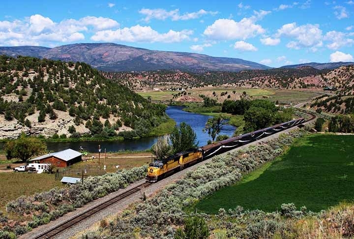 O Rocky Mountaineer é um trem diurno, o que significa que ele para durante a noite para que os passageiros descansem em hotéis locais e não percam as paisagens durante o percurso. Reprodução: Flipar