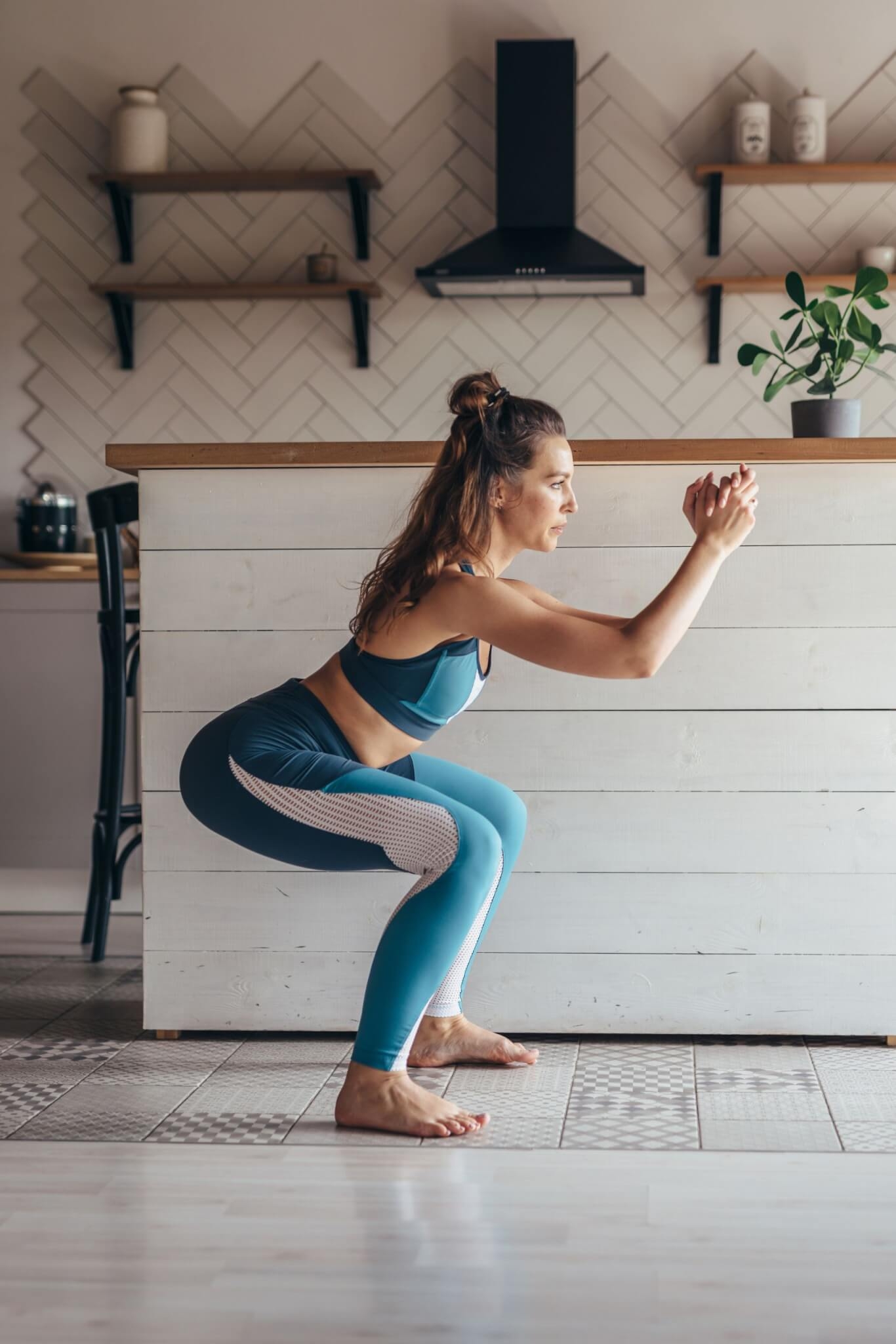 O agachamento, amado por alguns e temido por outros, é muito mais do que apenas uma maneira de trabalhar as pernas. Isso porque esse exercício oferece uma gama impressionante de benefícios para o corpo inteiro. Por isso, a seguir, confira bons motivos para incluir o agachamento no seu treino!  Reprodução: EdiCase