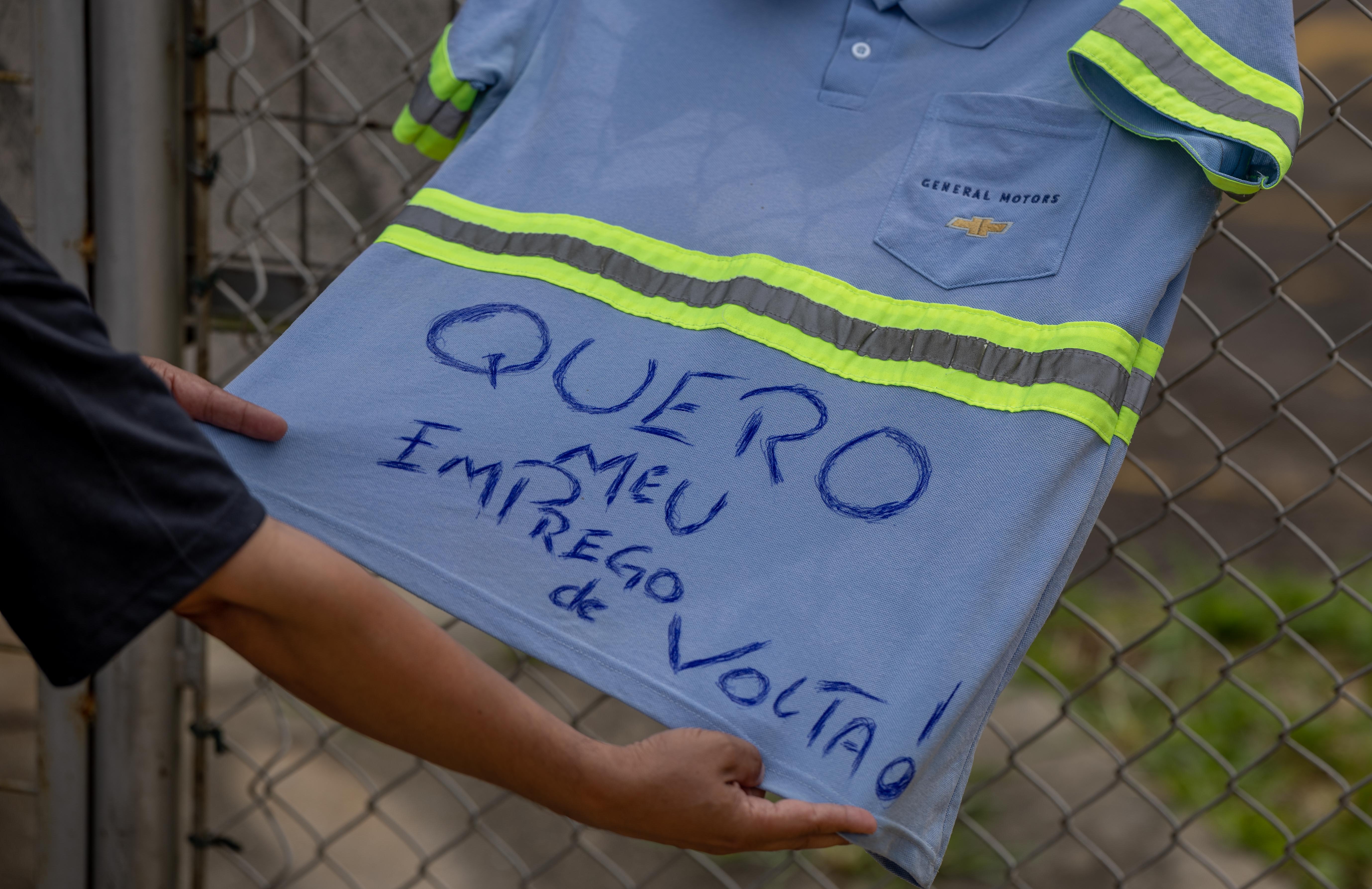 Metalúrgicos protestam em frente a fábrica da GM