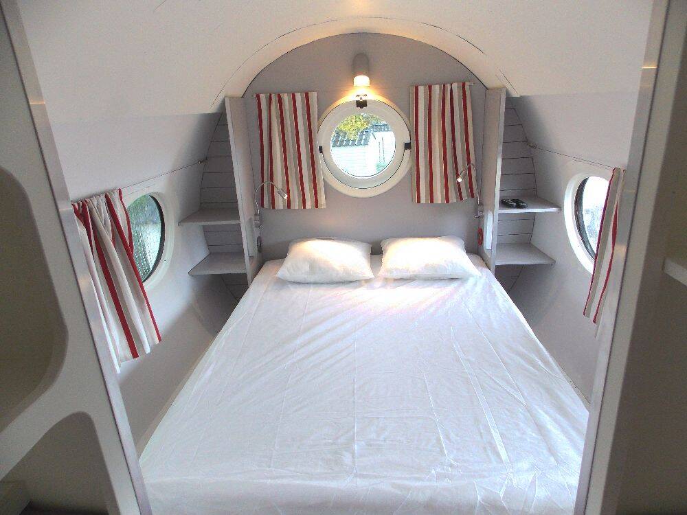 cama de casal dentro da hospedagem de avião. Foto: Divulgação/Airbnb 