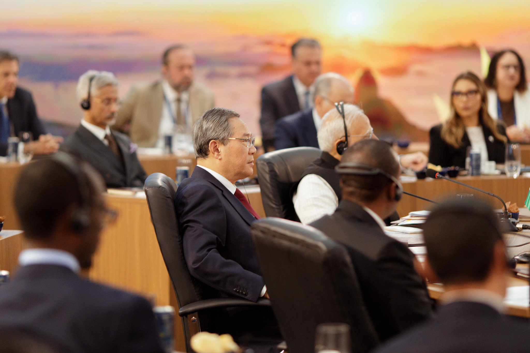 Representante da China acompanhando a fala de Lula. Foto: Isabela Castilho | BRICS Brasil