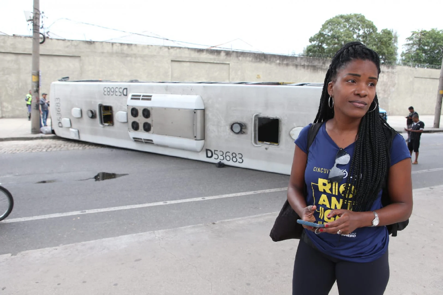 Carla Viviane, irmã de uma das passageiras.. Foto: Cléber Mendes/Agência O Dia