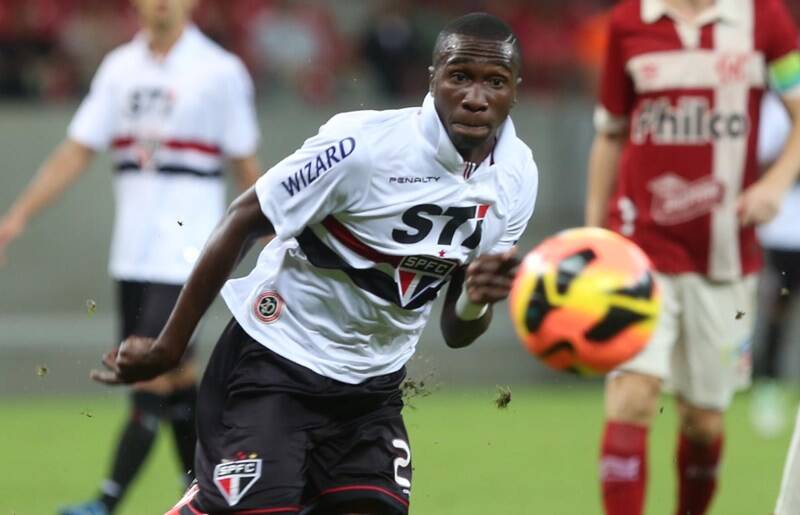 Negueba em ação contra o Náutico. Foto: Rubens Chiri/saopaulofc.net