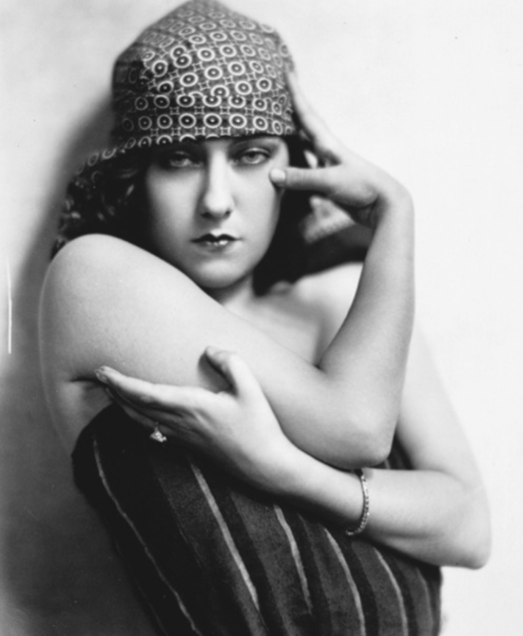 A atriz Gloria Swanson foi um dos ícones da era de Ouro de Hollywood. Nascida em 1899, ela chegou a estrelar o cinema mudo. E já era uma estrela nos anos 1920, atuando ao lado do galã da época, Rodolfo Valentino. Reprodução: Flipar