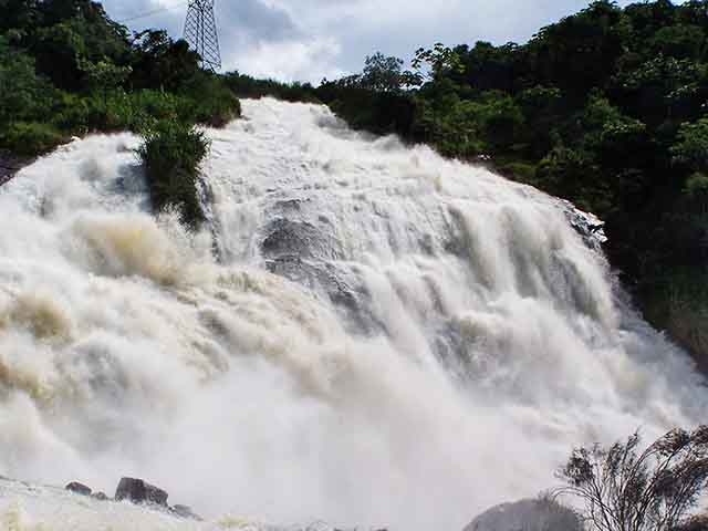 É uma excelente opção para quem gosta de natureza, caminhadas e piqueniques. A estrutura do local também permite boas fotos e momentos de relaxamento, especialmente em dias ensolarados. Fica nos arredores da cidade, com acesso facilitado. Reprodução: Flipar