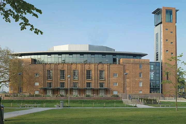 A Royal Shakespeare Company é uma das mais importantes companhias de teatro do Reino Unido. Com sede em Stratford-upon-Avon, cidade onde nasceu Shakespeare, ela possui filiais na capital Londres e em Newcastle, no norte inglês. 

 Reprodução: Flipar