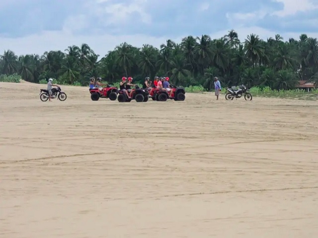 Essa situação ocorre porque a Vila de Jericoacoara, onde a maioria das atividades turísticas está concentrada, fica completamente rodeada pela área do parque, e muitas dessas atividades dependem do uso de veículos. Reprodução: Flipar