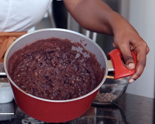 Já as sobras de feijão dormido podem ser facilmente transformadas em tutu. Basta cozinhar o feijão com alho, cebola e temperos a gosto. Reprodução: Flipar