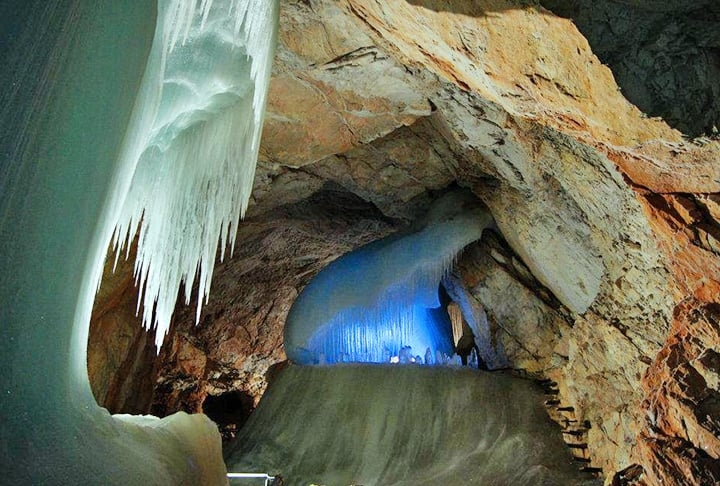 Gruta Eisriesenwelt (Áustria) - É a maior caverna de gelo do planeta. Leva o nome da cidade onde está situada, perto de Salzburgo. Tem 42 km e recebe 200 mil visitantes por ano.  Reprodução: Flipar