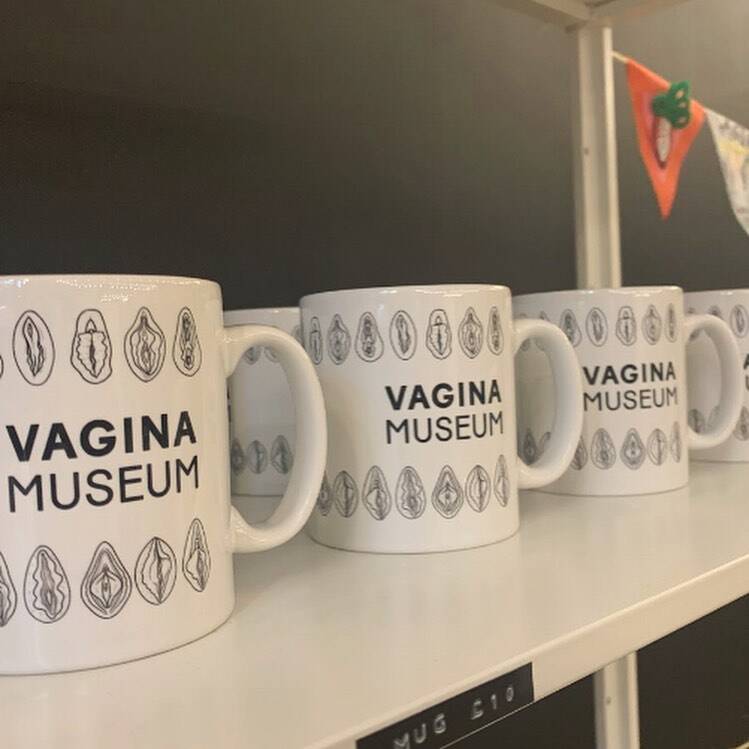 Canecas do Museu da Vagina. Foto: Reprodução/ instagram @doingitpodcast