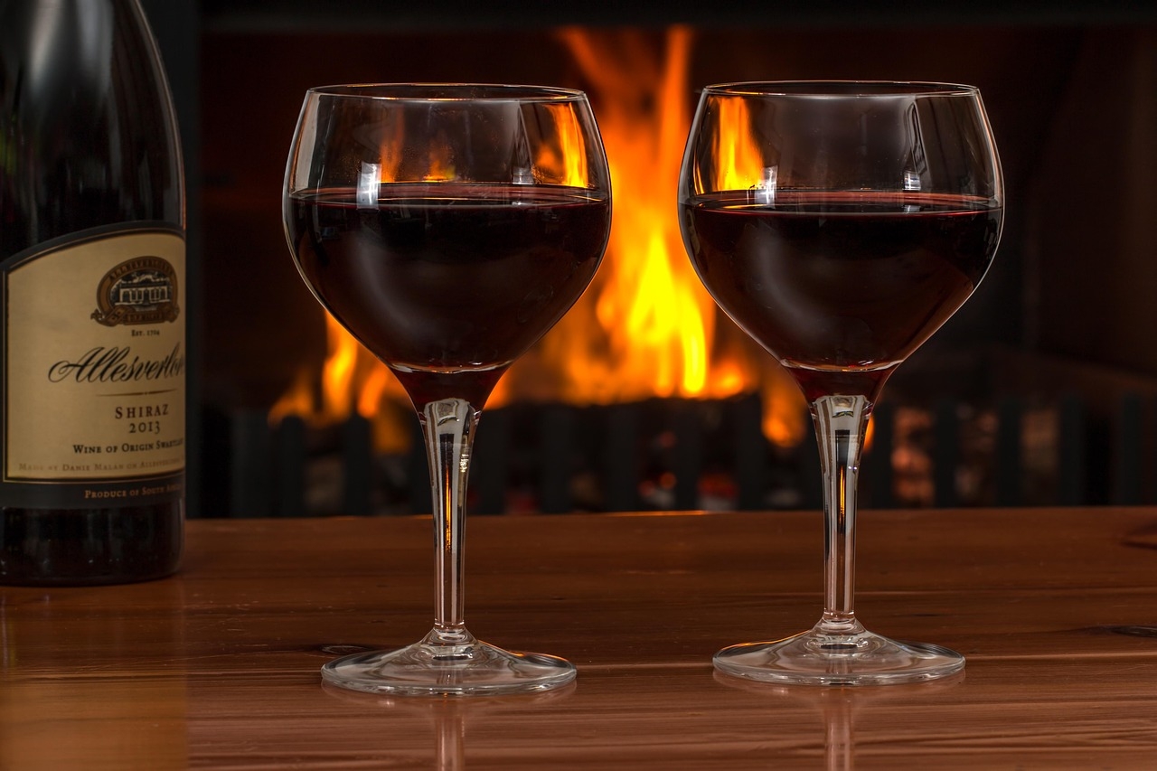 Momentos especiais, como degustar um vinho em uma noite fria ou reunir a família para uma refeição, tornam-se ainda mais memoráveis com a presença da lareira. Reprodução: Flipar