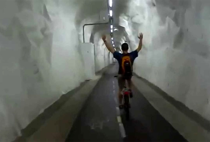 Ciclotúnel de San Sebastian (Espanha) - Esse antigo túnel ferroviário foi transformando no maior túnel para ciclismo no mundo. Ele também tem uma utilidade prática: liga dois bairros que antes eram inacessíveis de forma direta.  Reprodução: Flipar