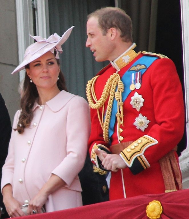 Segundo boatos, Kate Middleton foi direta no pedido dela, porque ela só quer garantir a sua posição na realeza britânica como futura rainha, mesmo com o suposto romance rolando por debaixo dos panos.