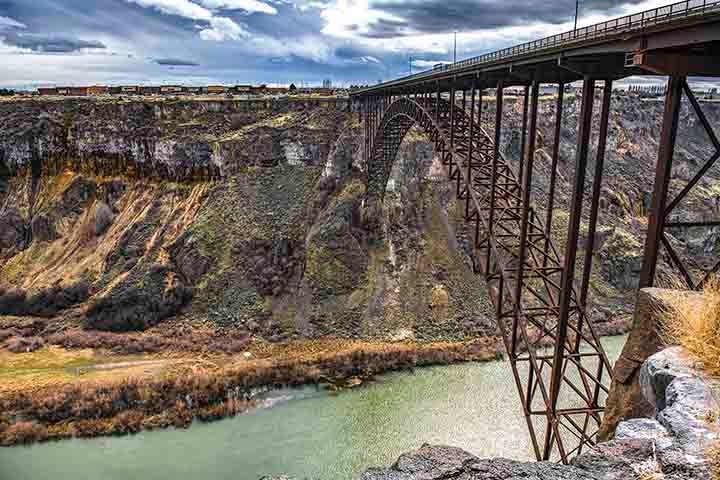 Perrine Bridge, Estados Unidos: Situada no estado americano de Idaho, a ponte foi construída na década de 1970 sobre as águas do rio Snake. Os 148 metros de altura atraem não apenas praticantes de bungee-jumping, mas também de base-jumping, espécie de pára-quedismo desde prédios, pontes e plataformas. Reprodução: Flipar