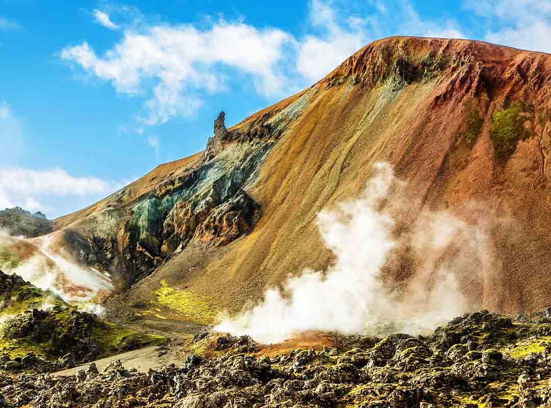 Landmannalaugar, Islândia: É uma área vulcânica de alta altitude localizada na Reserva Natural Fjallabak, a norte da vasta caldeira Laugahraun. Além dos vales verdejantes, o lugar é conhecido pela sua paisagem montanhosa multicolorida com picos de riolito e obsidiana. Reprodução: Flipar