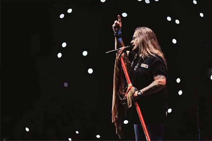 Em 1987, uma década após o acidente, o Lynyrd Skynyrd retornou aos palcos em uma turnê de tributo, com Johnny Van Zant, irmão mais novo de Ronnie, assumindo os vocais. 
 Reprodução: Flipar